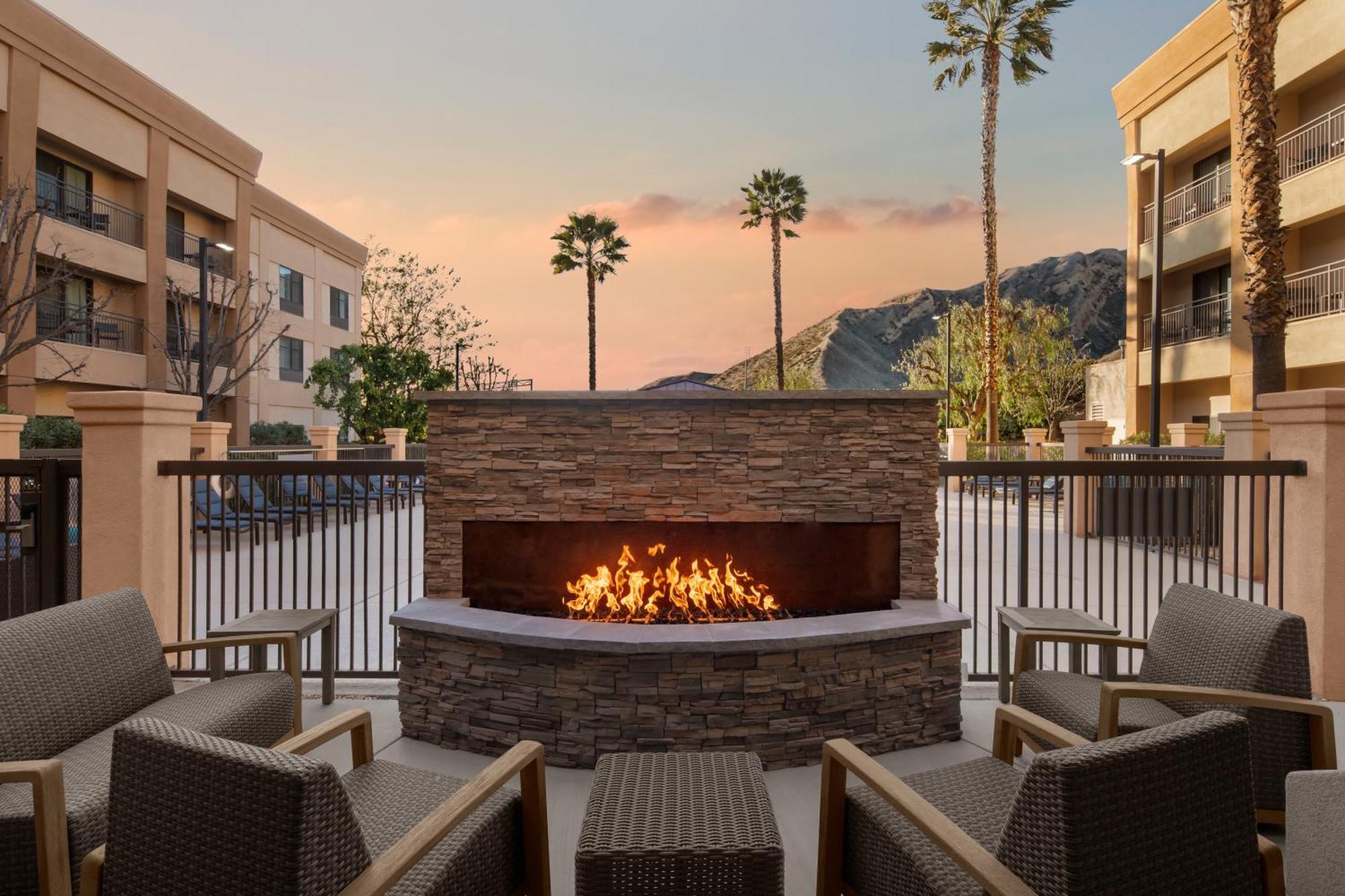 Courtyard By Marriott Santa Clarita Valencia Hotel Exterior photo