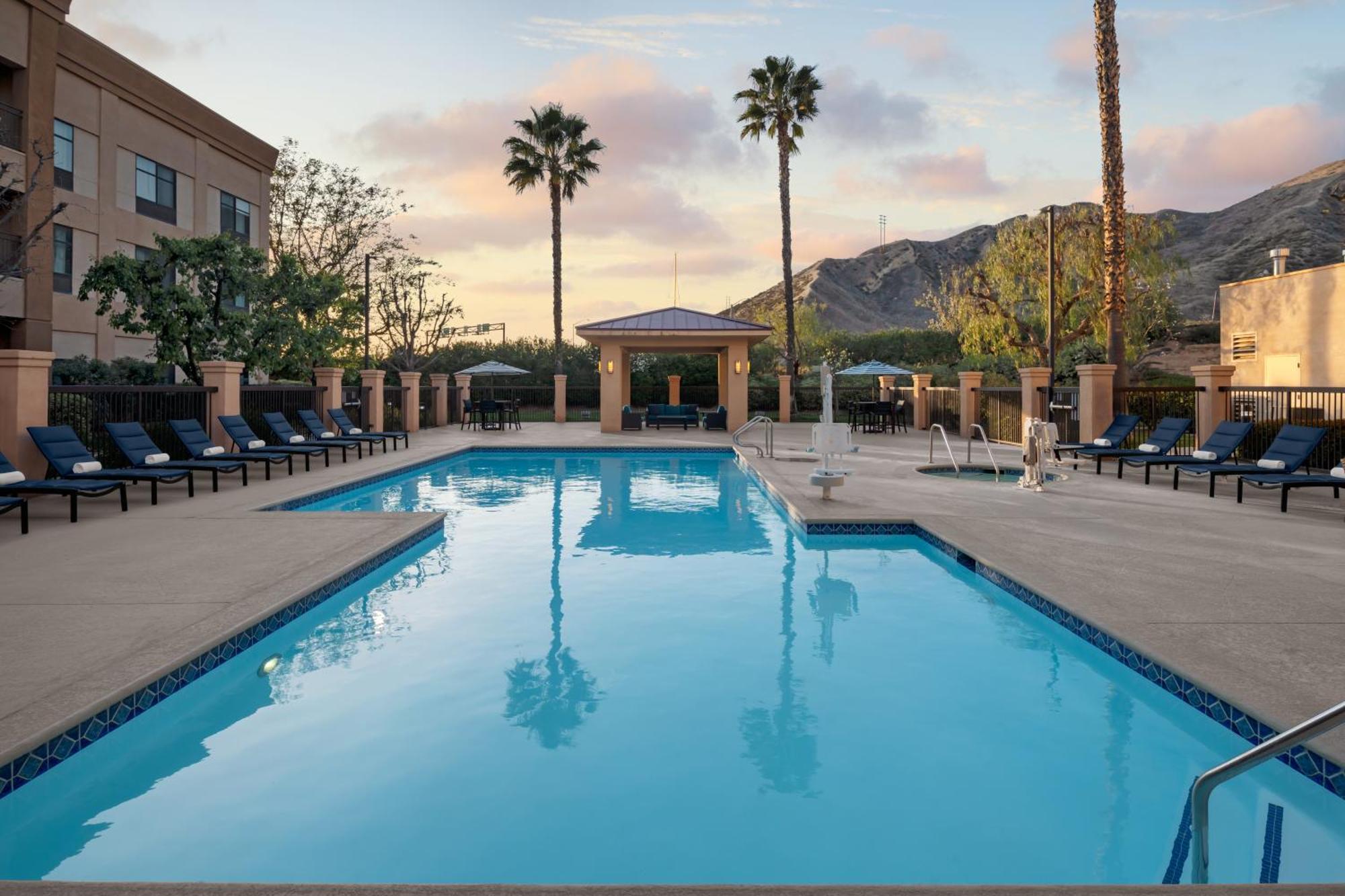 Courtyard By Marriott Santa Clarita Valencia Hotel Exterior photo