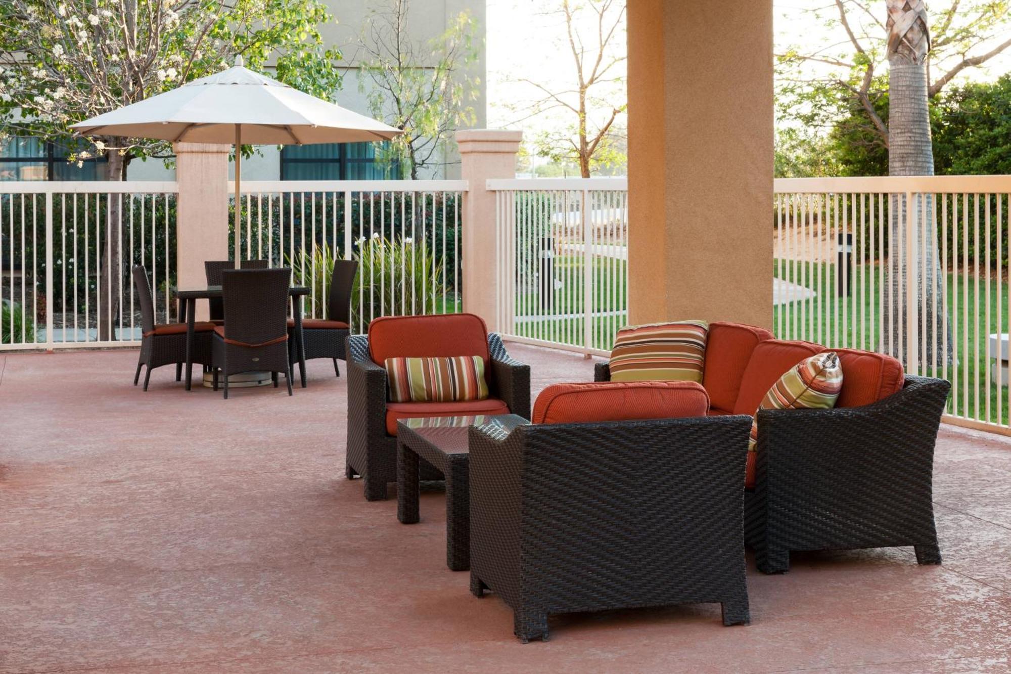 Courtyard By Marriott Santa Clarita Valencia Hotel Exterior photo